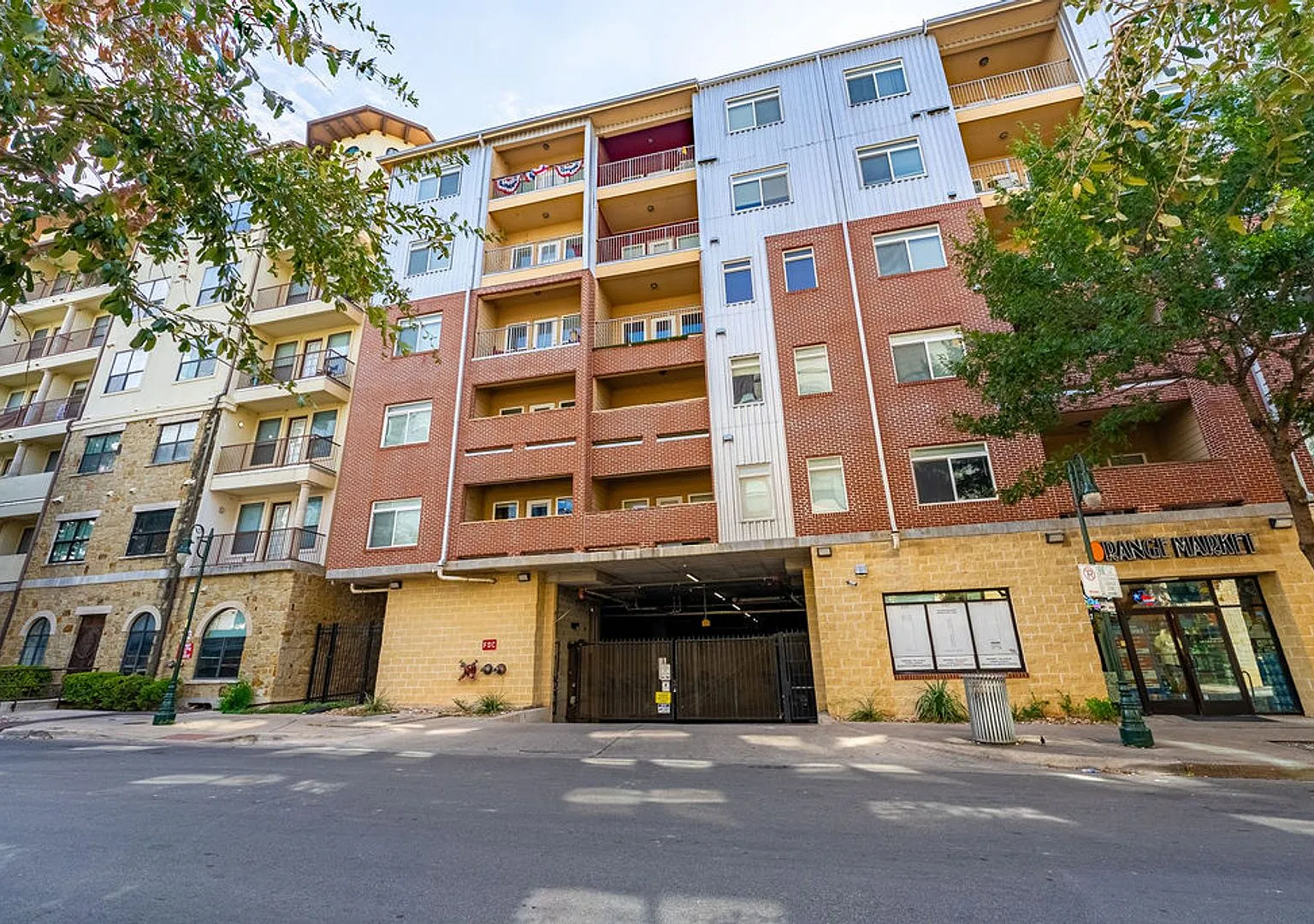 Spacious High-End 3b/2ba Condo with Stunning Balcony Views & Rooftop Pool! Blocks from UT! — Photo 1