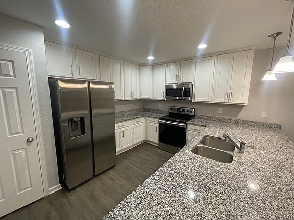 Gorgeous open kitchen, HUGE counter space