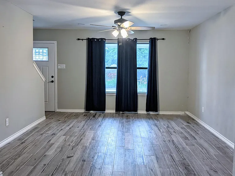 703 Rosedale Dr — Photo 3