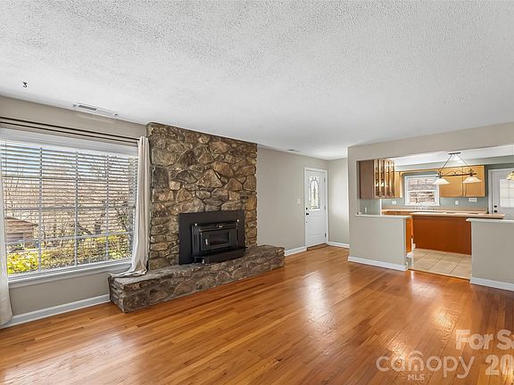 4th image of 10 Woodmont Dr