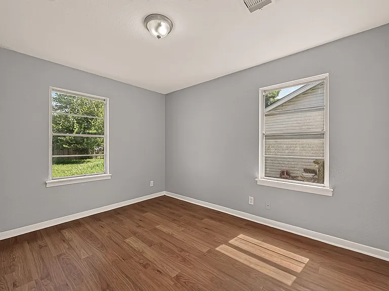10601 Ambursen St — Photo 15