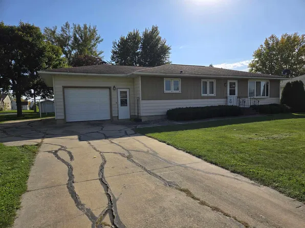 211 4th Ave SW, Cresco, IA 52136