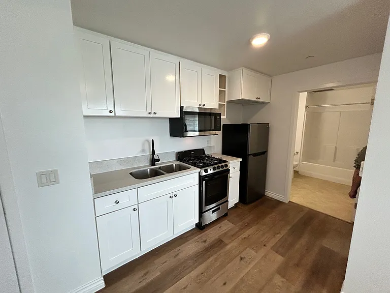 9515 S Compton Ave — Photo 5