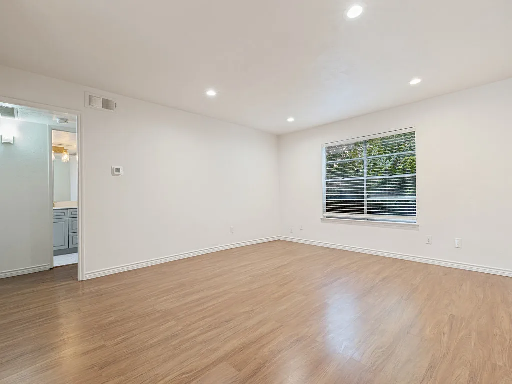 2 bed, 1053 sqft, $2,100 — Photo 2