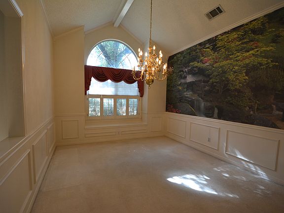 3rd image of 101 Laurel Oaks Ln