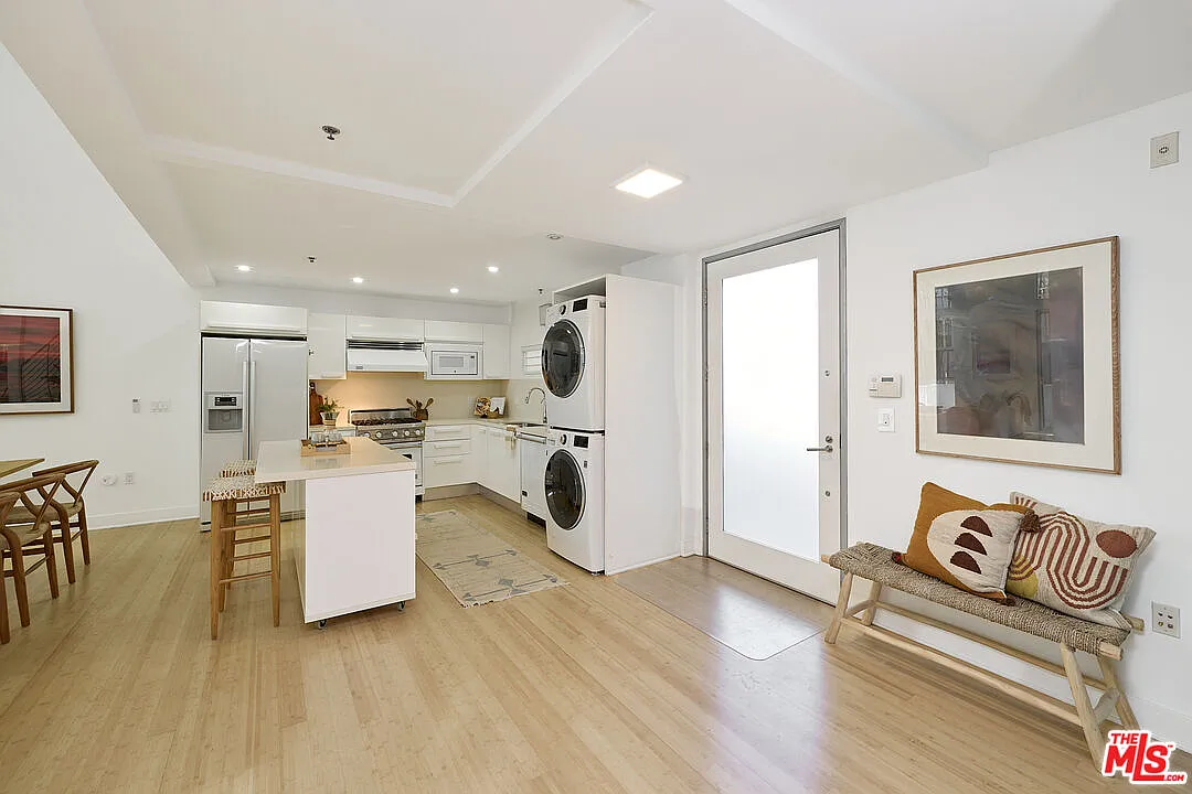2 bed, 2.0 bath, 1690 sqft, $5,650 — Photo 3