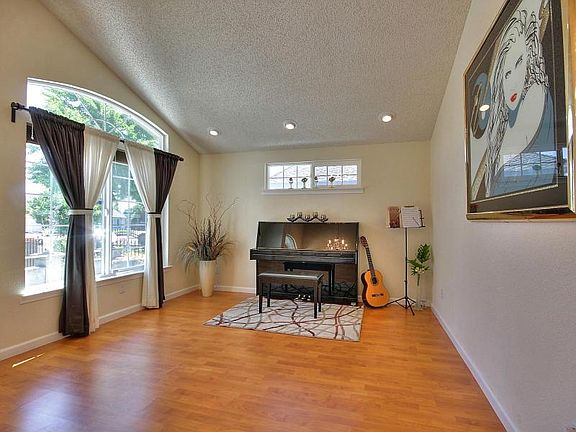 2nd image of 2323 Darnell Ct