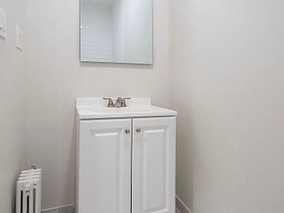5th image of 647 Courtlandt Ave APT 1