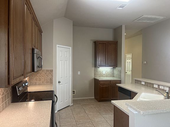 5th image of 712 Monterey Dr