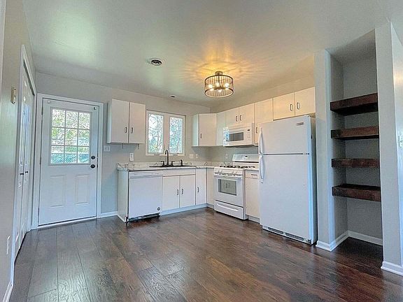 5th image of 136 Meadows Cir #140
