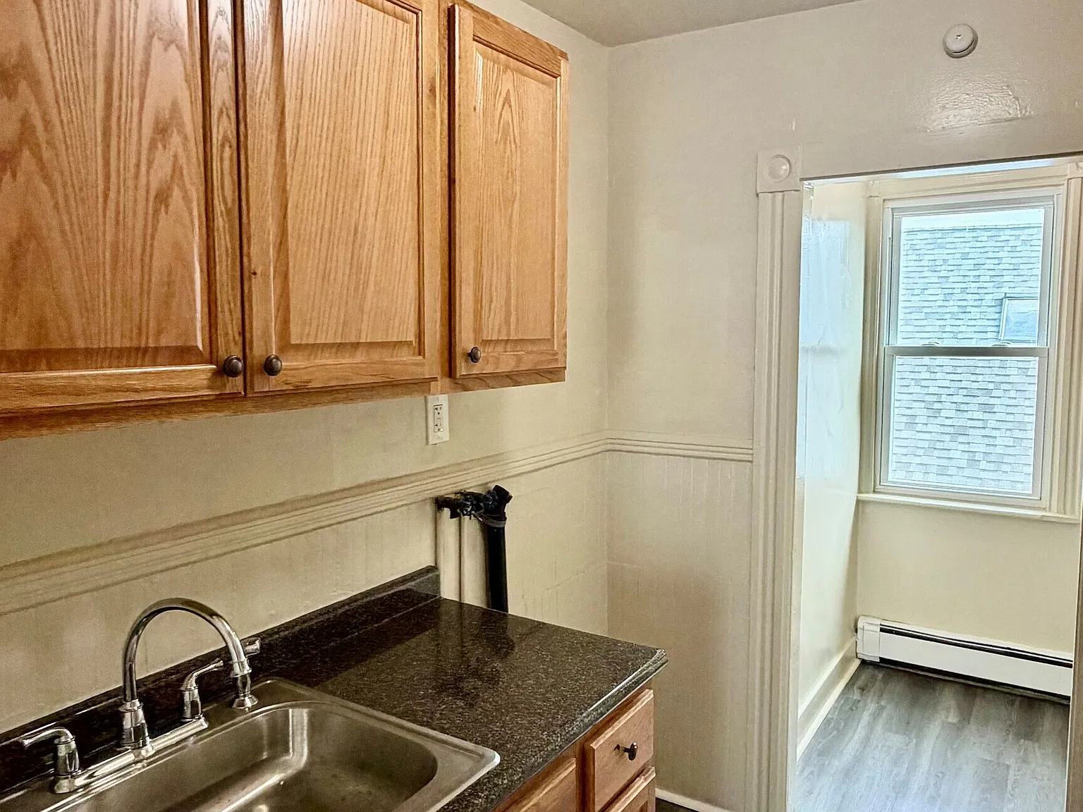 3 bed, 1.0 bath, 3118 sqft, $1,800 — Photo 3