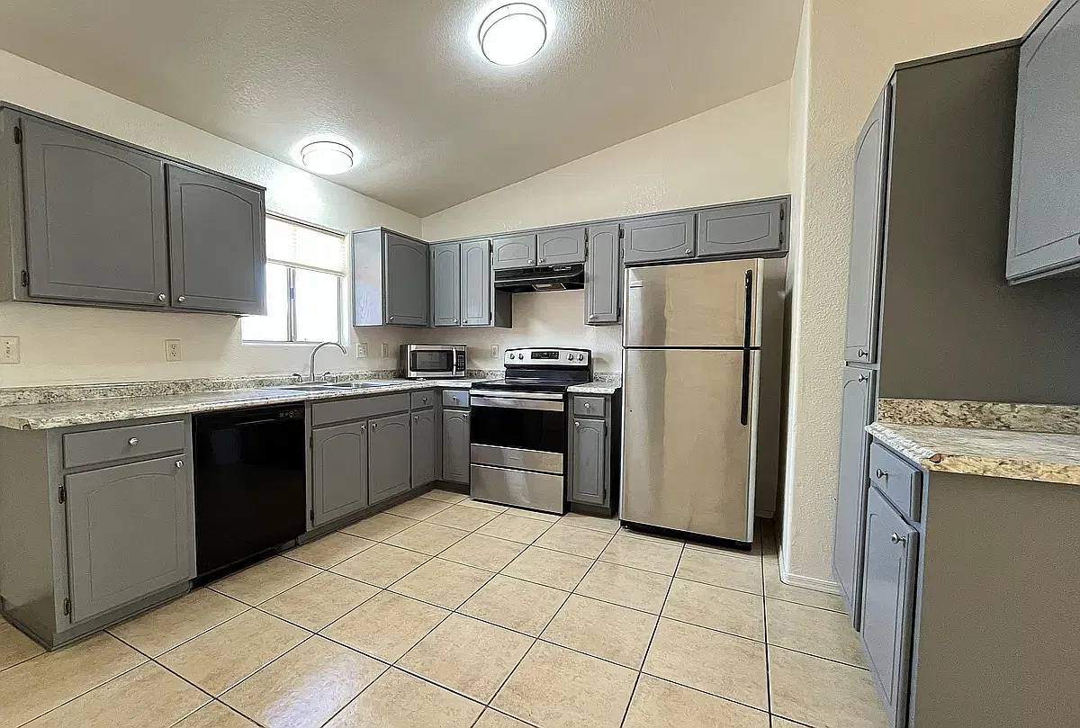2 bed, 912 sqft, $1,250 — Photo 2