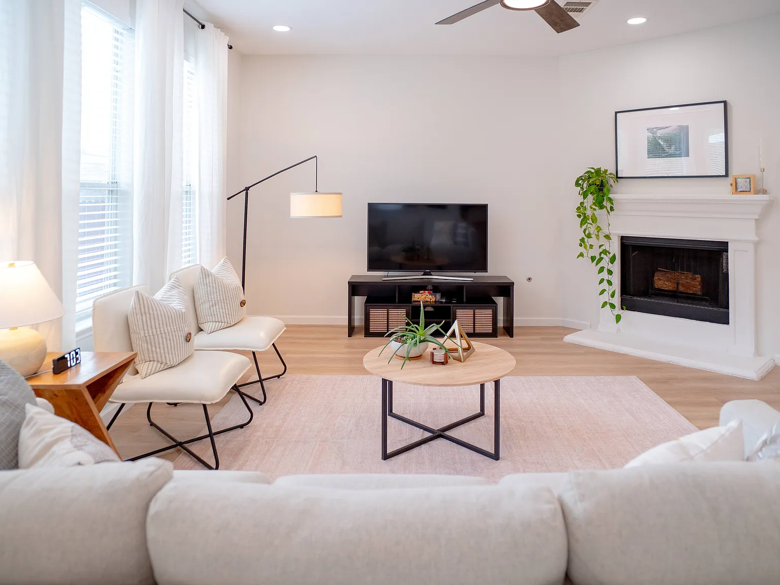 3 bed, 2.5 bath, 2298 sqft, $5,900 — Photo 2