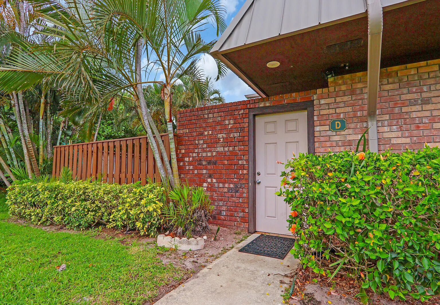2 bed, 2.5 bath, 1708 sqft, $6,000 — Photo 3