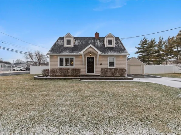 1 Elgin Road, Amity Harbor, NY 11701