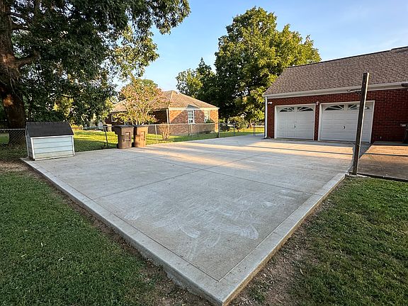 Huge concrete drive way.