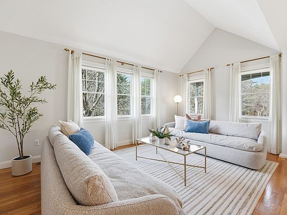 3rd image of 11 Longmeadow Way