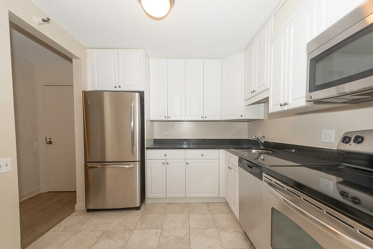 Large, Nicely Redone South Facing 1 Bedroom available Now — Photo 2