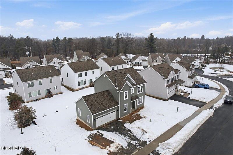 3rd image of 32 Bradley Circle