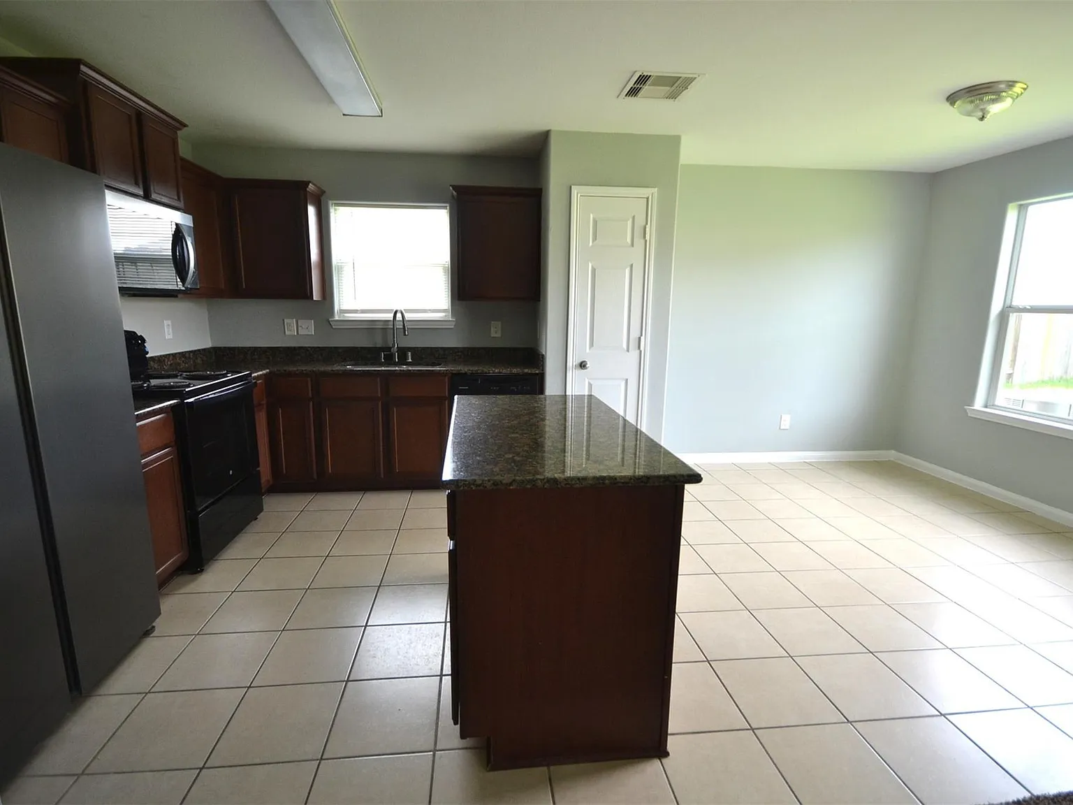 3 bed, 2.0 bath, 1373 sqft, $1,800 — Photo 2