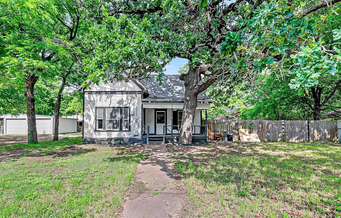707 S Robinson Street, Cleburne, Texas 76031 - 1 — Photo 1