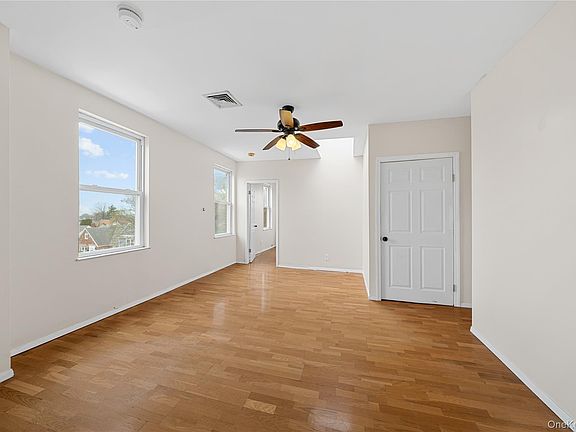 4th image of 402 Jericho Tpke #4