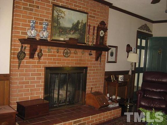 2nd image of 102 W Thorndale Dr