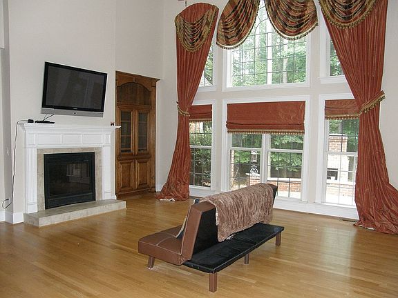 2nd image of 122 Wyndham Way
