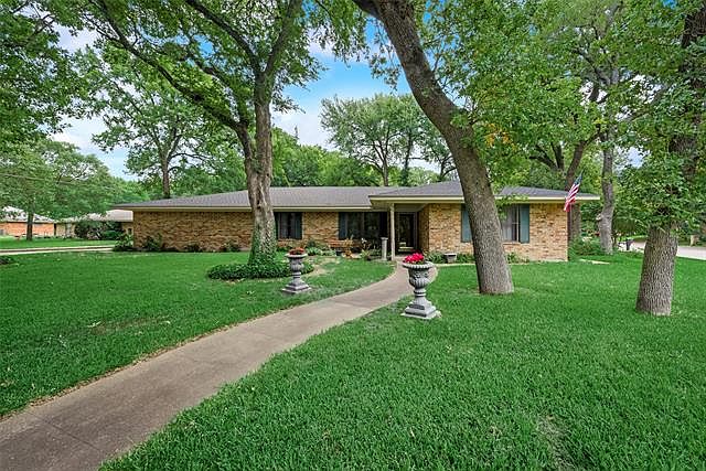 1st image of 2801 Hillcrest Dr