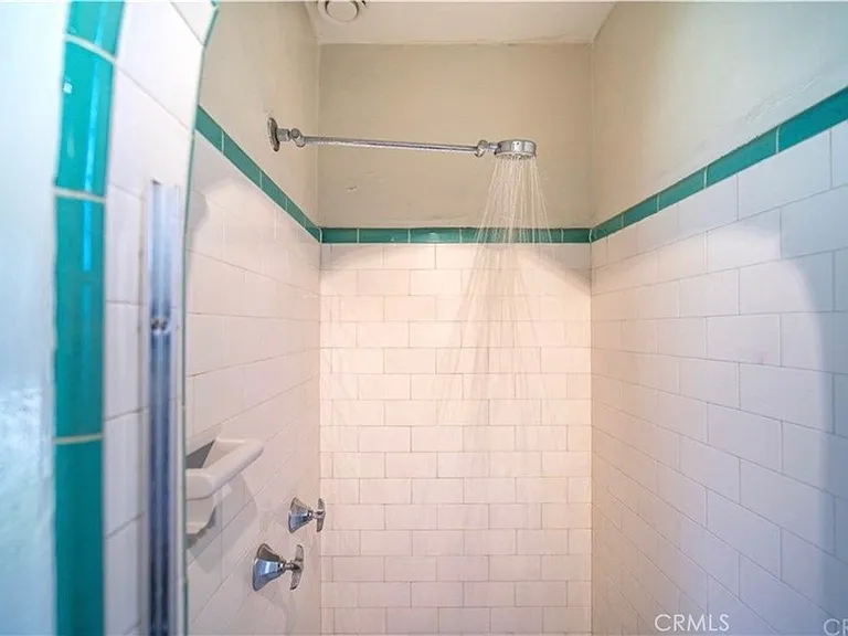2421 N Heliotrope Dr — Photo 22