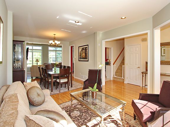 3rd image of 25 Whalen Ct