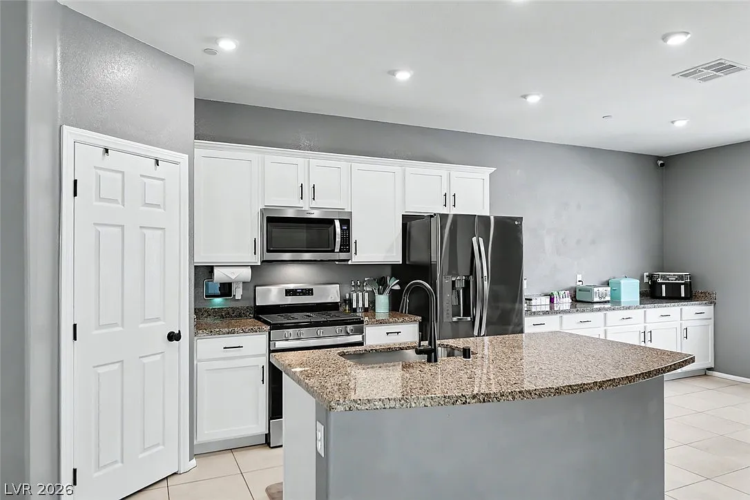 4 bed, 3.5 bath, 2521 sqft, $2,950 — Photo 4