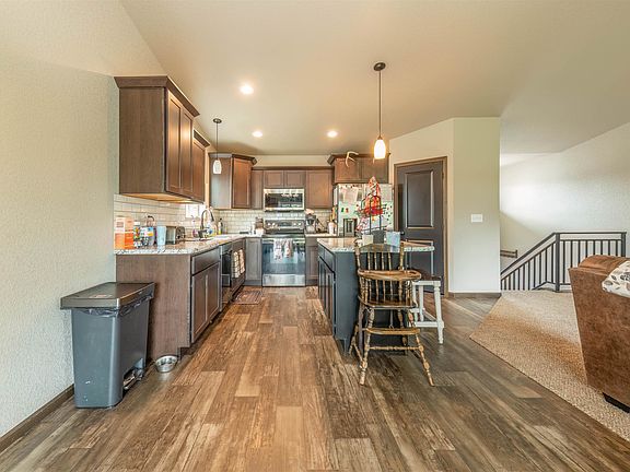 4th image of 579 Quinton Ln
