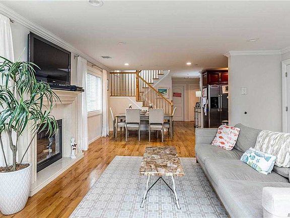 4th image of 435 B East Broadway