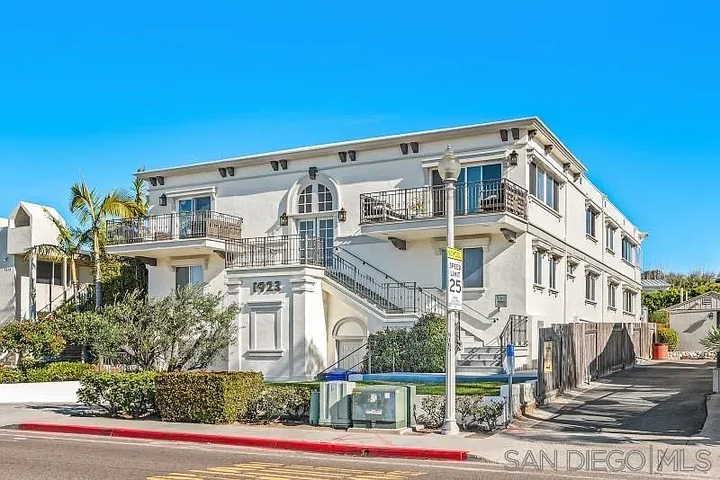 2 bed, 1.5 bath, 909 sqft, $4,400 — Photo 2