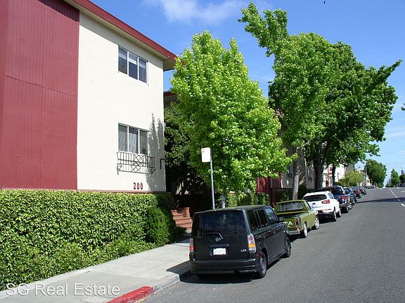 2nd image of 220 E 15th St APT 6