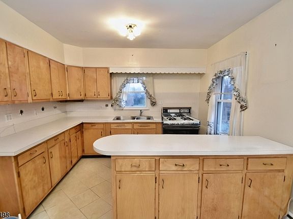 4th image of 17 Hilltop Rd