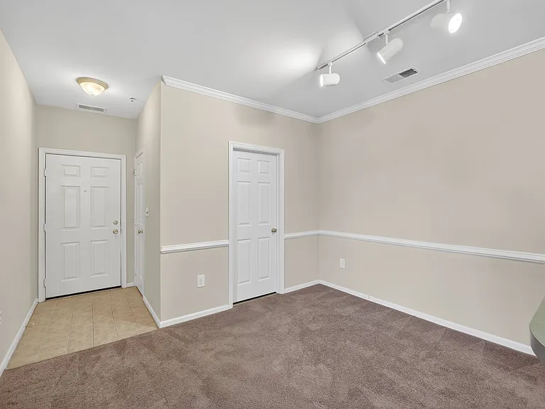 Brittany Commons Apartments — Photo 28