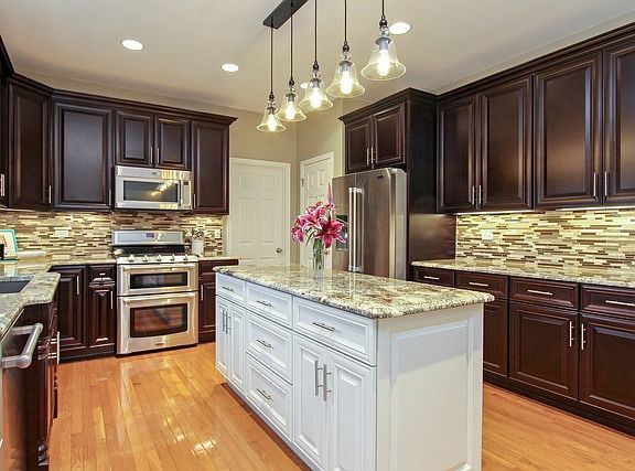 3rd image of 544 N Silver Leaf Ln