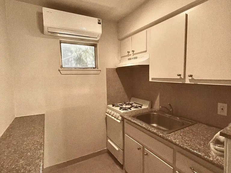 1215 Banks St #9 — Photo 5