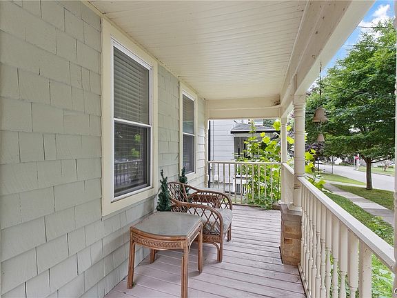 4th image of 209 E 7th St
