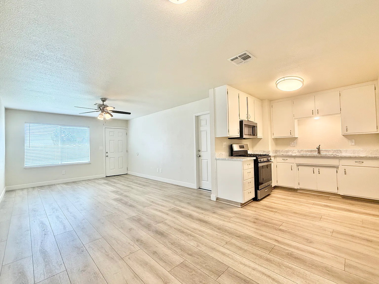 2 bed, 875 sqft, $1,795 — Photo 3