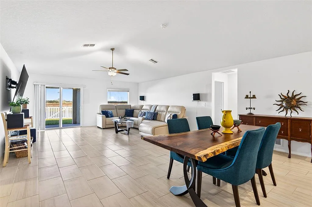 4 bed, 2.0 bath, 2270 sqft, $3,200 — Photo 4