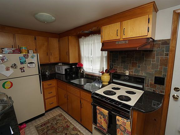 3rd image of 135 Knoll Dr