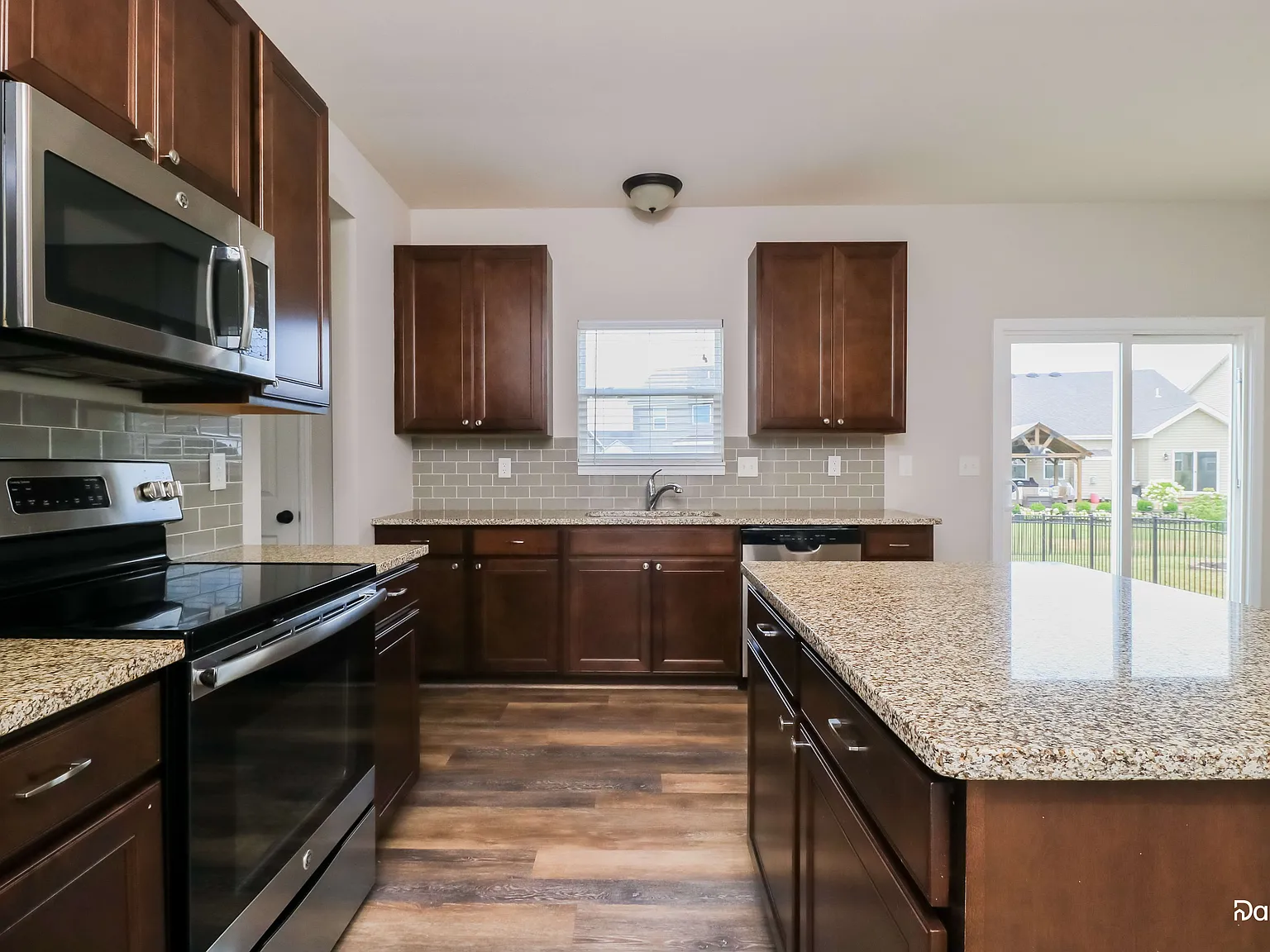 3 bed, 2.5 bath, 1728 sqft, $2,575 — Photo 3