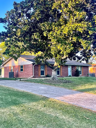 904 Eisenhower Dr Photo 1
