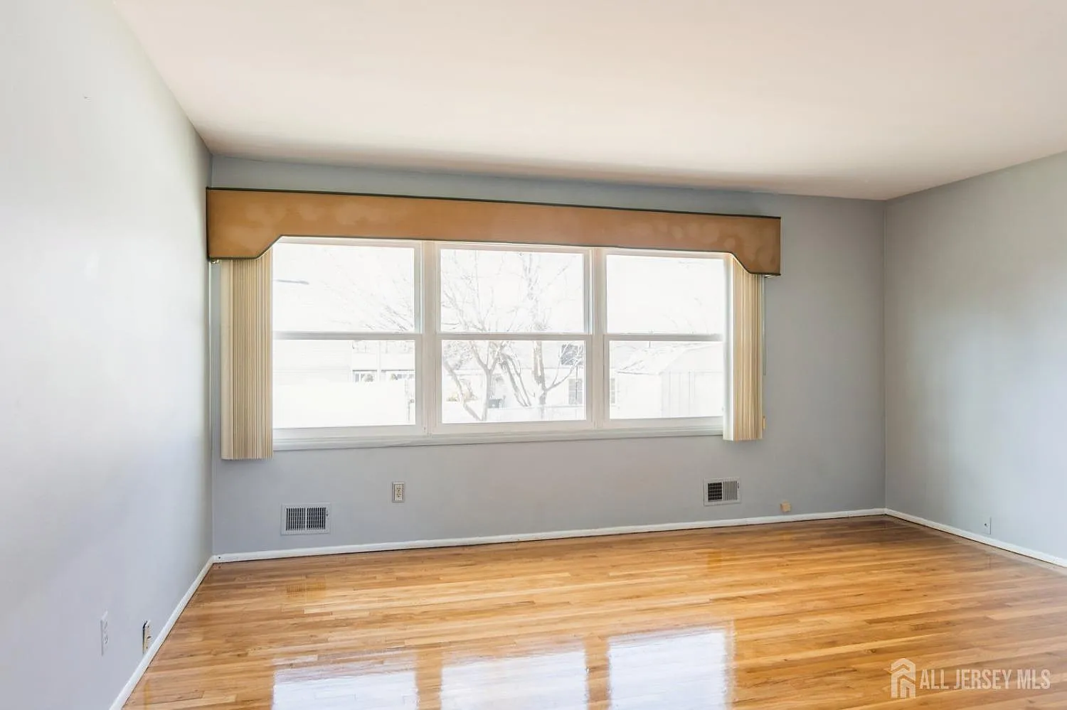 3 bed, 1.5 bath, $3,300 — Photo 3