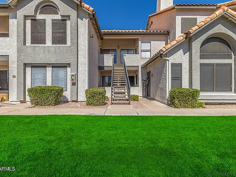 2 bed, 1.5 bath, 929 sqft, $1,550 — Photo 2