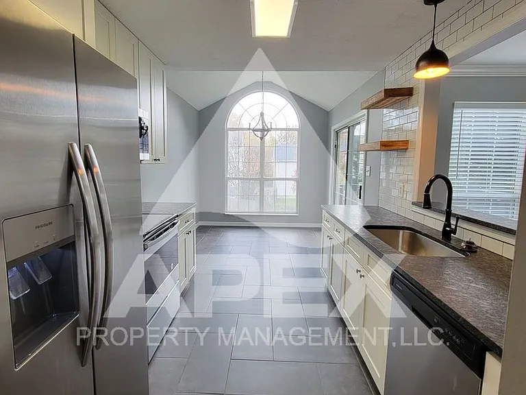 8140 Faircrest Ln — Photo 8