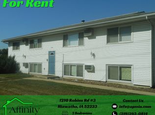 1210 Robins Rd APT 1, Hiawatha, IA 52233
